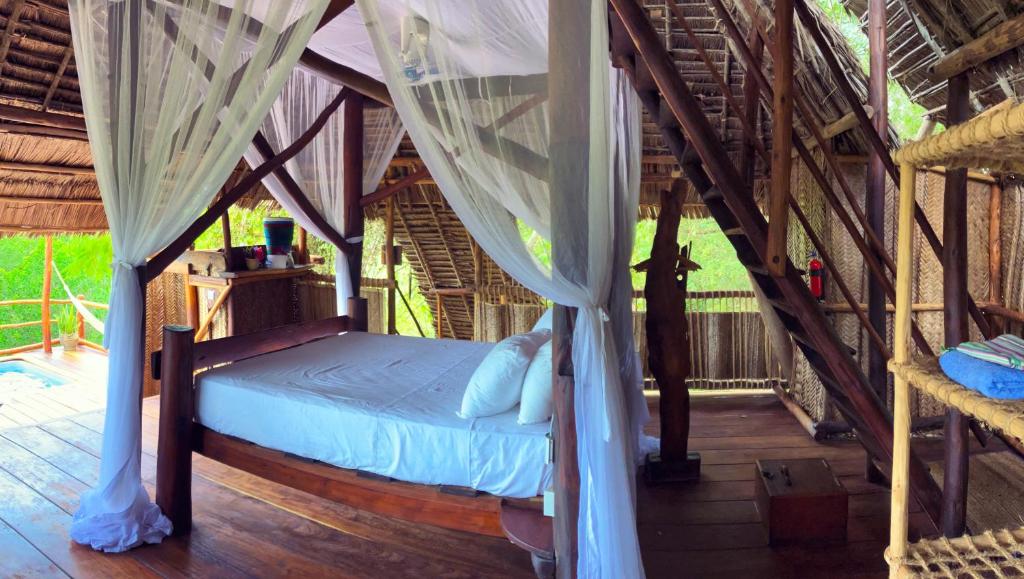 Postel nebo postele na pokoji v ubytování Chole Mjini Treehouses Lodge