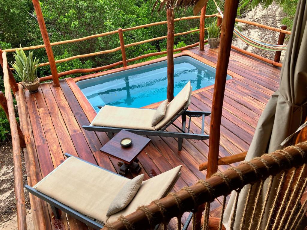 Bazén v ubytování Chole Mjini Treehouses Lodge nebo v jeho okolí