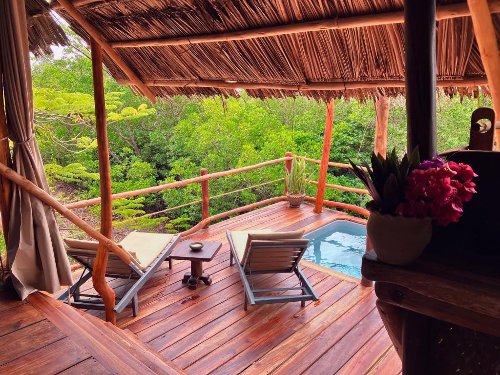 Balkón nebo terasa v ubytování Chole Mjini Treehouses Lodge