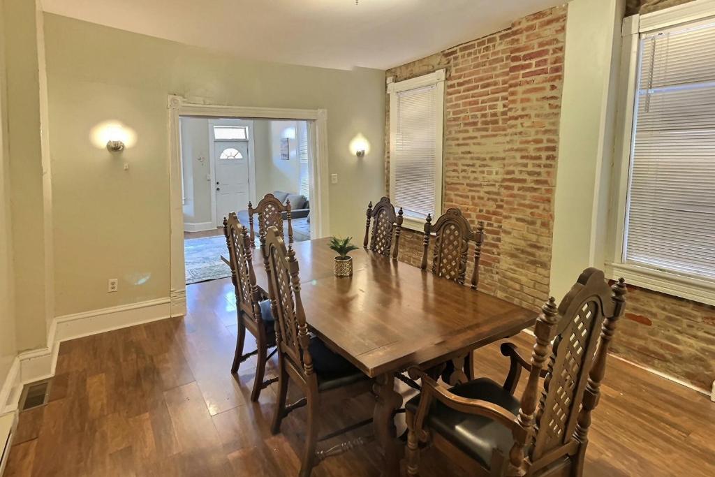 1900s Downtown Rowhouse, walkable, historic, pet friendly, spacious., Cumberland (updated prices