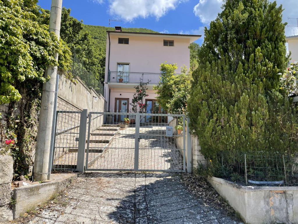 um portão em frente a uma casa com árvores em Alloggio Bellavista em Barete