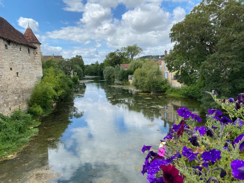 Výhled na řeku, která protéká v blízkosti apartmánu