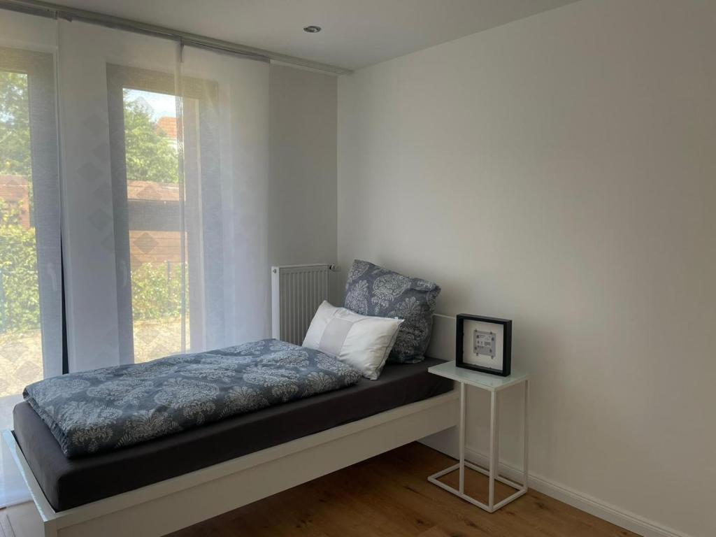 a small bedroom with a bed and a window at Casa Caso - Apartment 3 in Achim