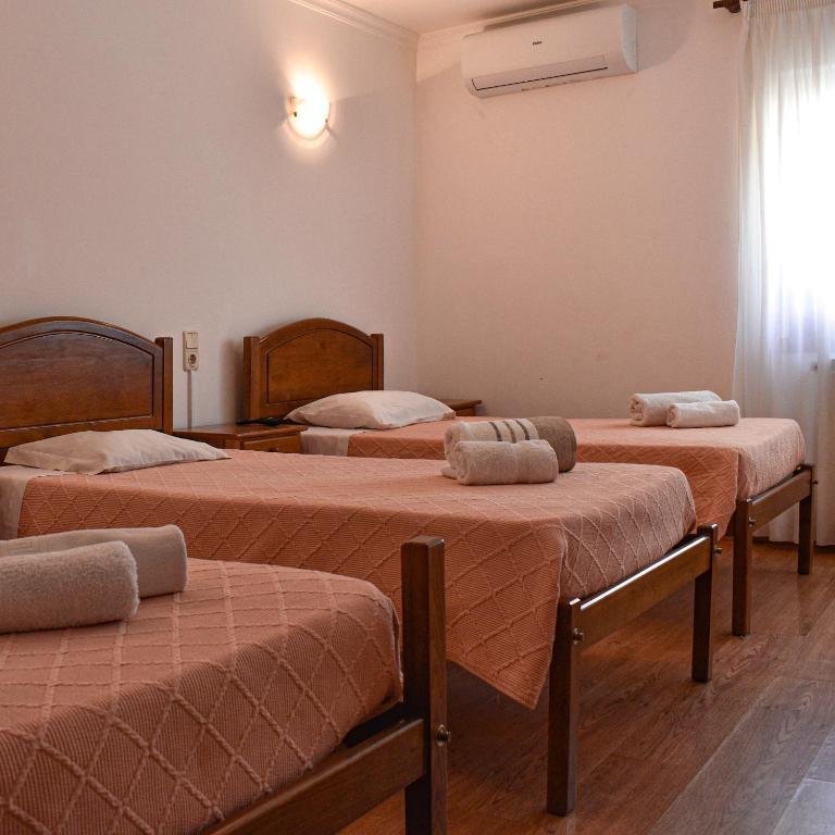 Zimmer mit 3 Betten in einem Zimmer in der Unterkunft Autentisereia in Algoso