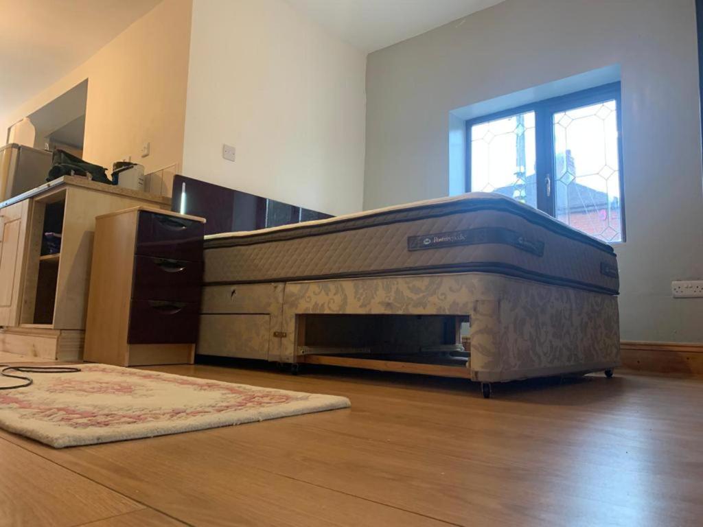 One Lovely Apartmt 1 Double & 2 Camp Beds, Stoke on Trent (updated