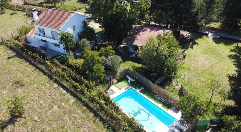 an aerial view of a house with a swimming pool at Casa campo con piscina La Arboleda in Amoeiro