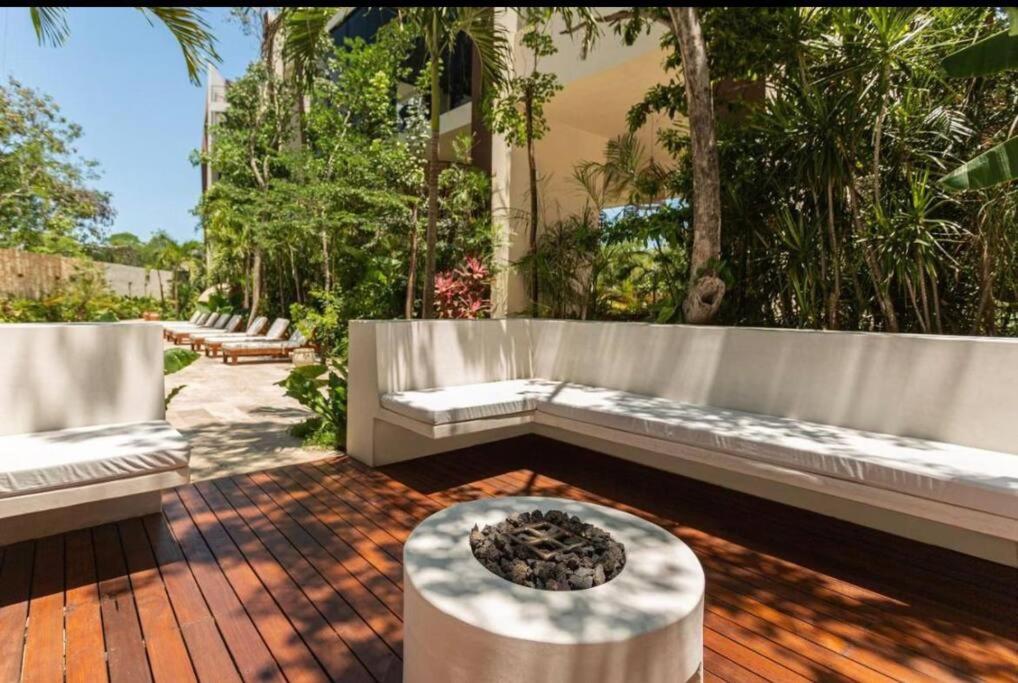 um pátio com um sofá branco e uma mesa em Modern Urban Jungle with Luxury Mayan Style em Tulum