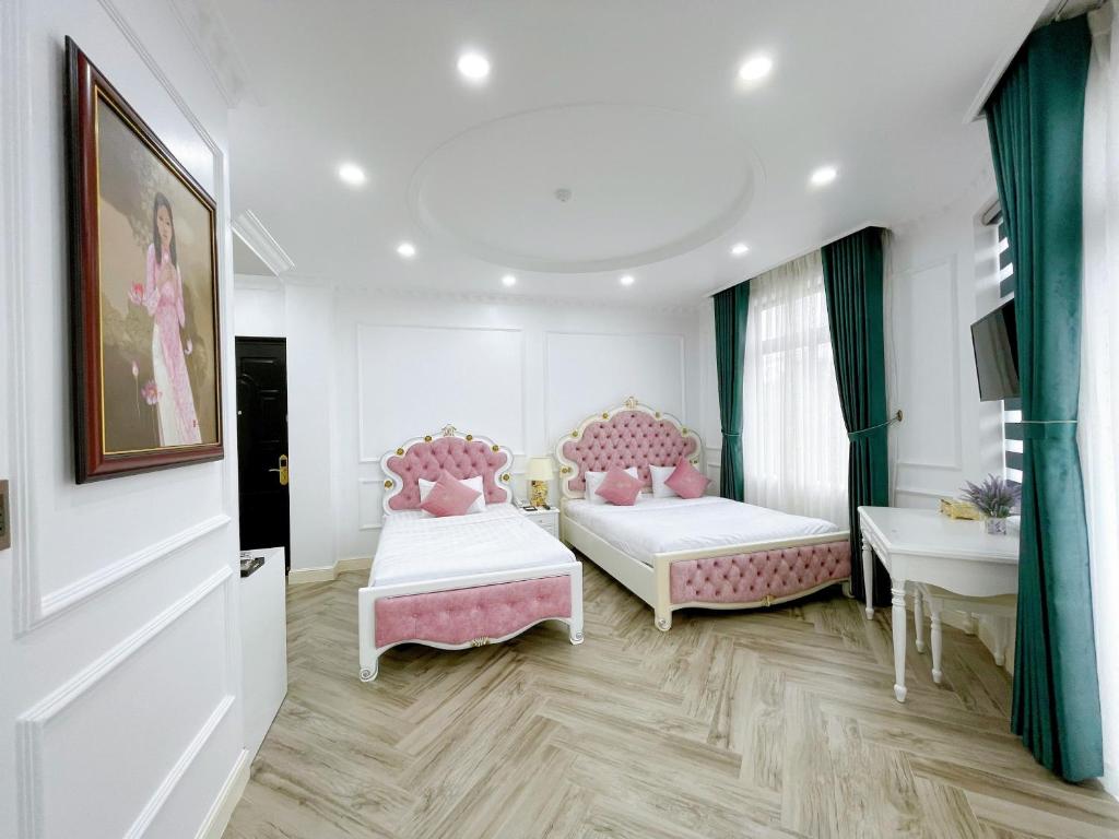 a room with two beds and a sink at Paris Hotel & Cafe in Vĩnh Long