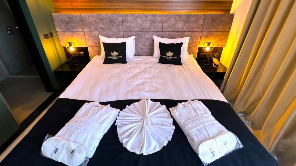 um quarto com uma cama grande com dois pares de roupa interior em Crown Salamis Hotel em Famagusta