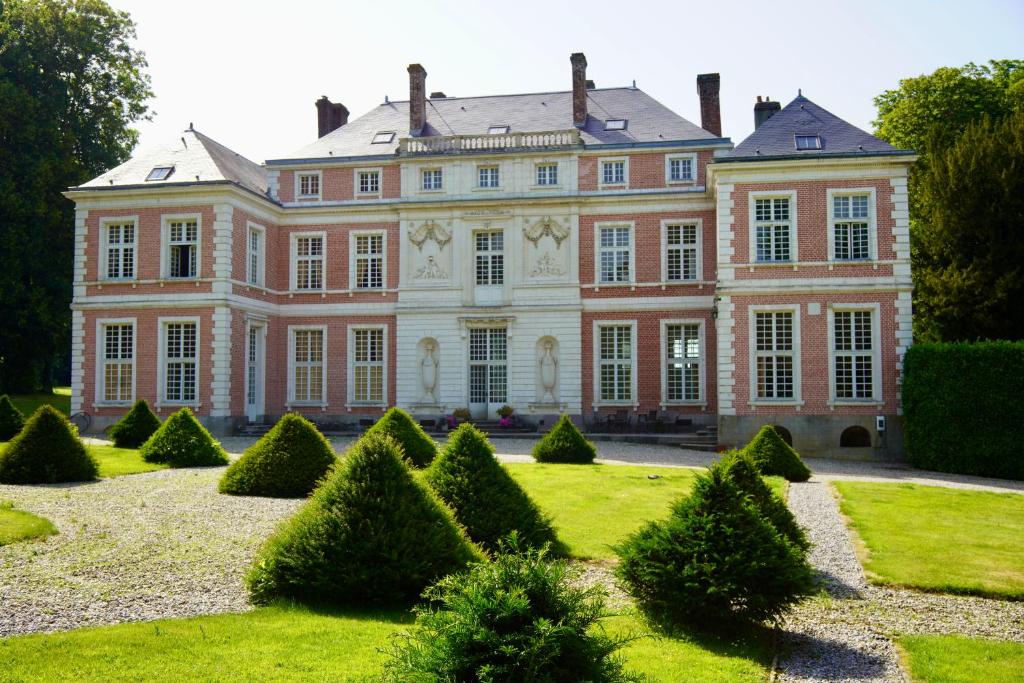 Brailly-CornehotteにあるChâteau Florian XVIII siècle 700 m2, parc 10 hectaresの大ピンクの邸宅