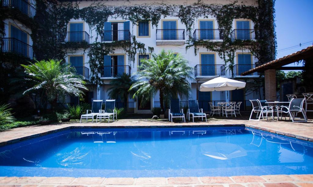 una piscina frente a un hotel en Vila Bueno Residence en Jaguariúna