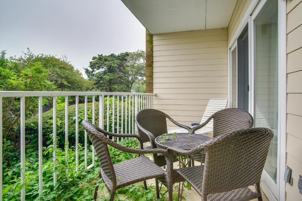 Cape Cod Condo in The Belmont with Private Beach!, West Harwich