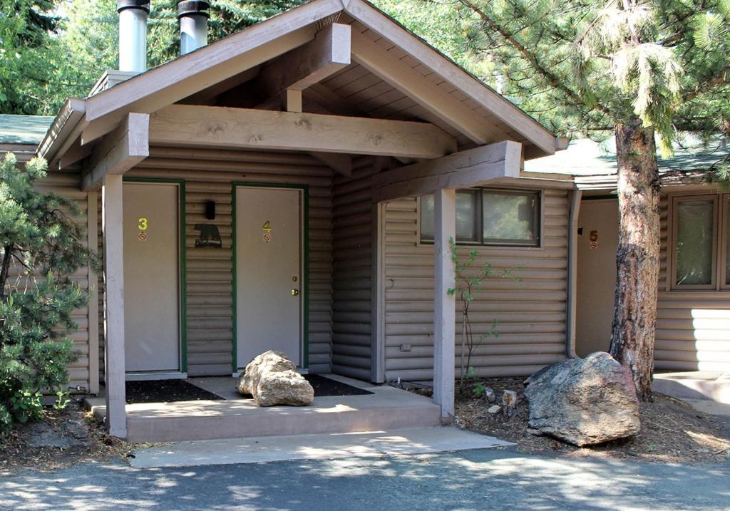 una casa di legno con due rocce di fronte di Sunnyside Knoll- 4 cabin a Estes Park
