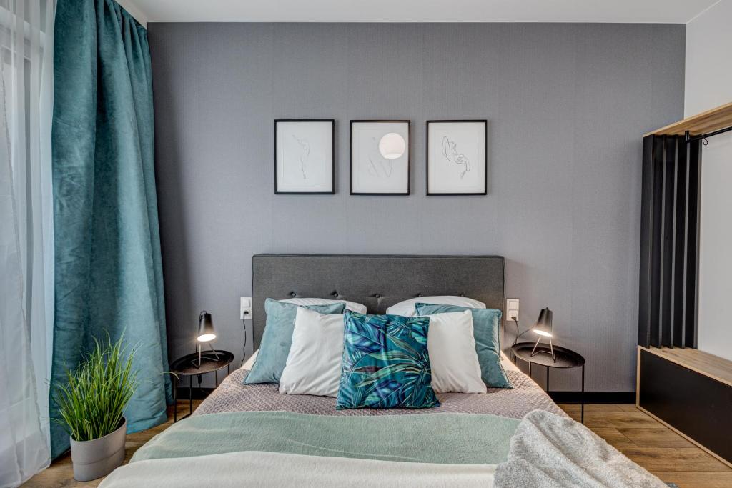 Łóżko lub łóżka w pokoju w obiekcie LM APARTAMENTY NARUTOWICZA Kamienica Nova 2-3