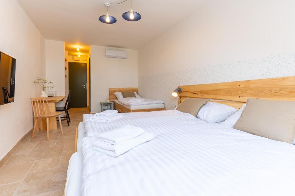 Postel nebo postele na pokoji v ubytování Hotel Lechowitz