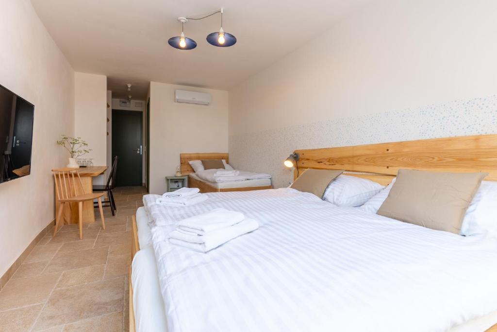 Postel nebo postele na pokoji v ubytování Hotel Lechowitz