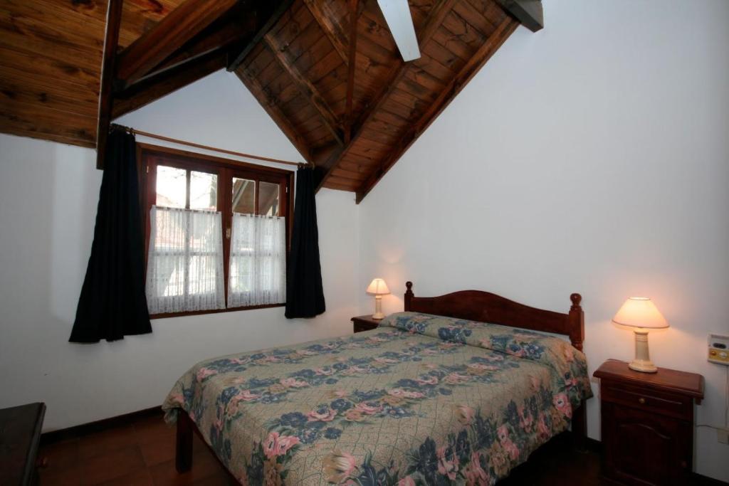 1 dormitorio con cama y ventana en Pinamar De La Lisa en Pinamar