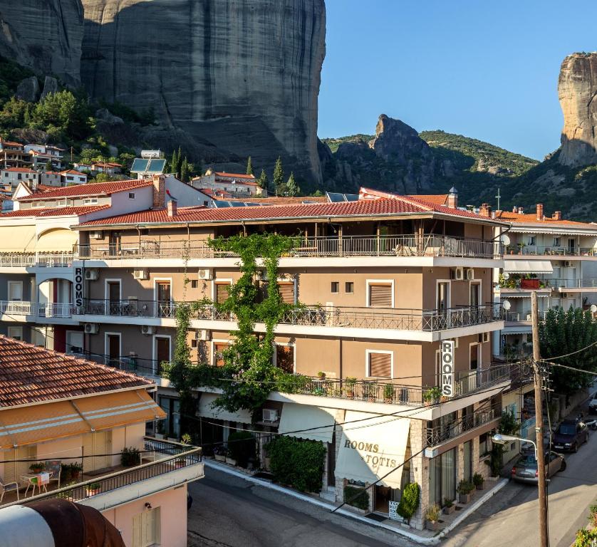 una vista de un edificio con una montaña en el fondo en Toti Boutique Rooms en Kalambaka