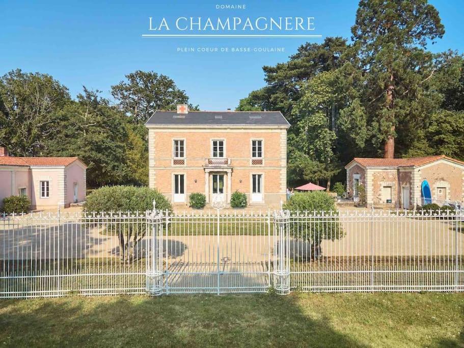 une clôture devant une grande maison dans l'établissement Maison de Maître La Champagnère - Piscine - 15 Voyageurs, à Basse-Goulaine