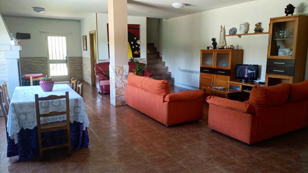 Posedenie v ubytovaní Spacious House with Garden in Touro – Family-Friendly