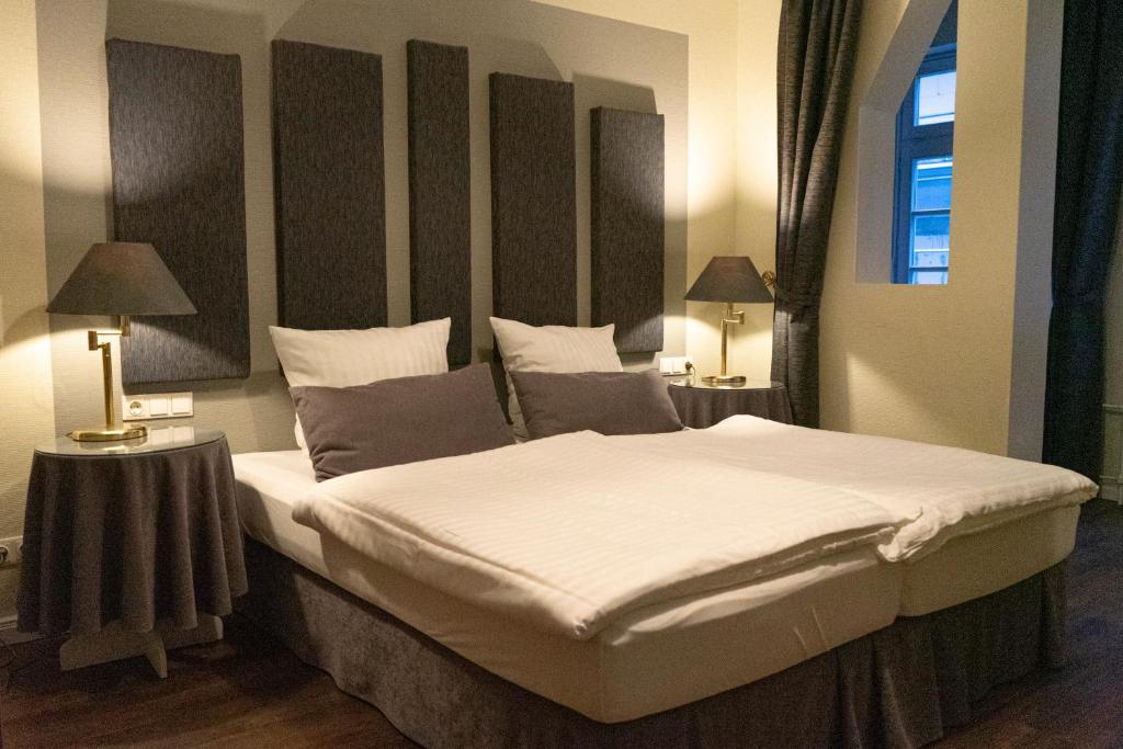 Postel nebo postele na pokoji v ubytování Rein Klassik Hotel