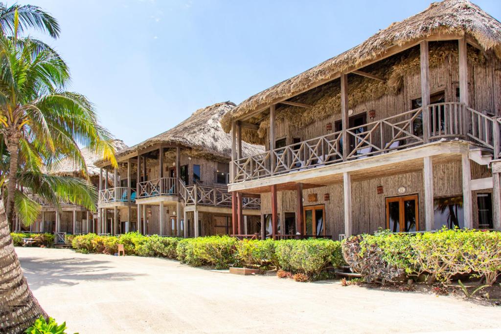 un gran edificio con una palmera delante en Villa Ramandi B2, en San Pedro