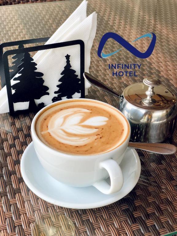 Příslušenství pro přípravu čaje a kávy v ubytování Infinity Hotel Kampala