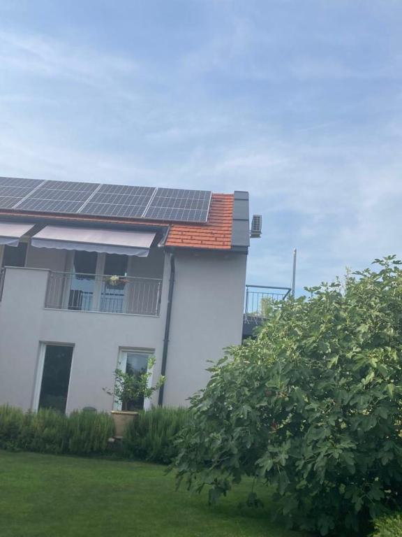een huis met veel zonnepanelen op het dak bij FÜGÉSKERT in Balatonfüred