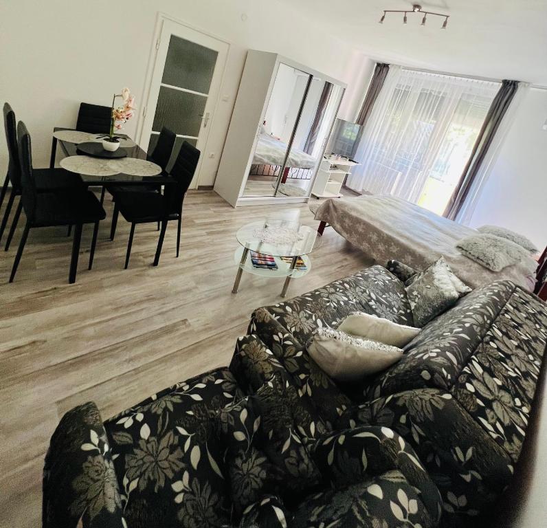Anettlak - Housity