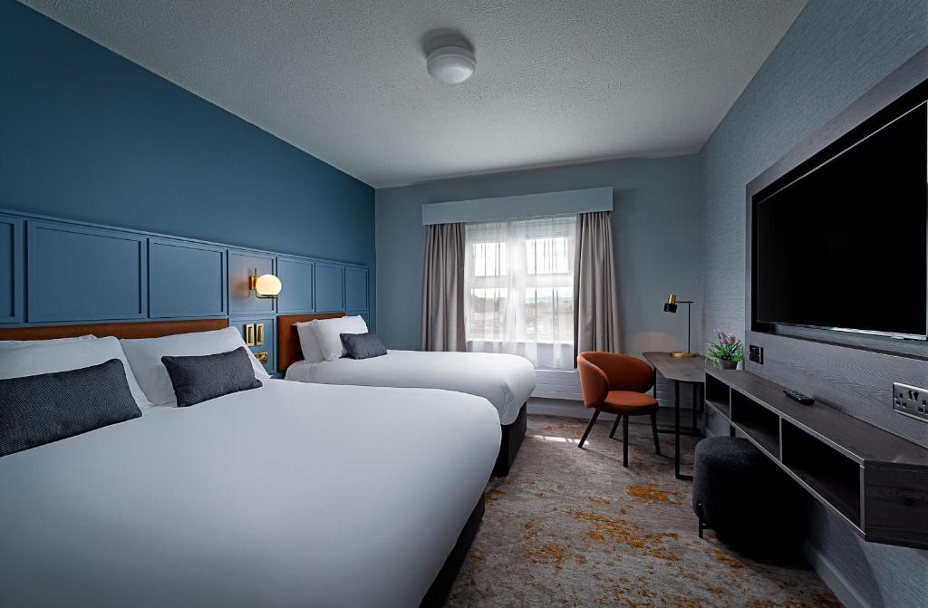 Postel nebo postele na pokoji v ubytování Leonardo Hotel Galway