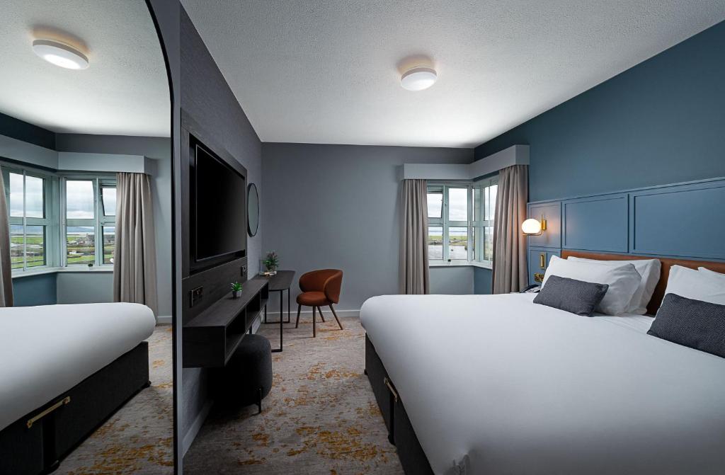Postel nebo postele na pokoji v ubytování Leonardo Hotel Galway
