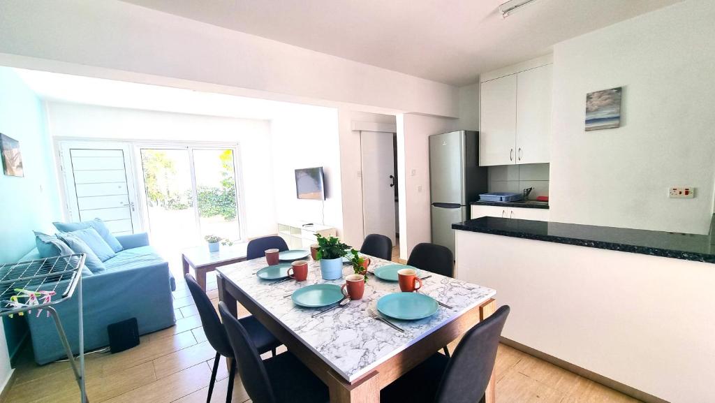 - une cuisine et une salle à manger avec une table et des chaises dans l'établissement Dream Escape Apt 1 - 6 min walk to Kastella Beach!, à Larnaka