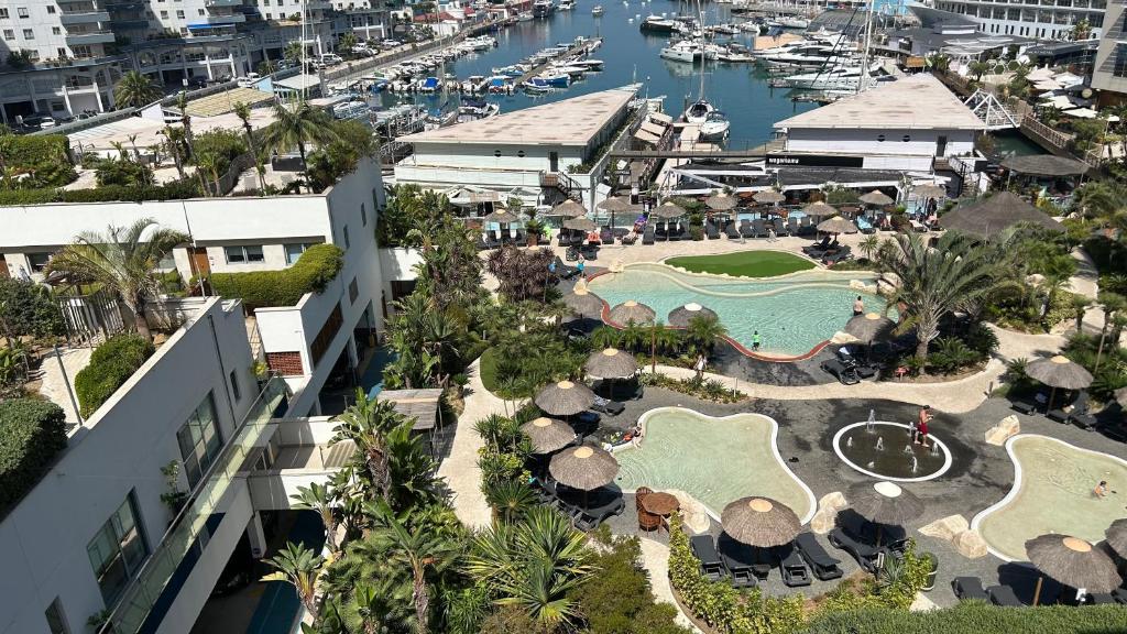 een luchtzicht op een resort met een jachthaven bij Ocean Village Luxury 2 Bed 2 Bath Apartment - amazing views - pools and jacuzzis in Gibraltar