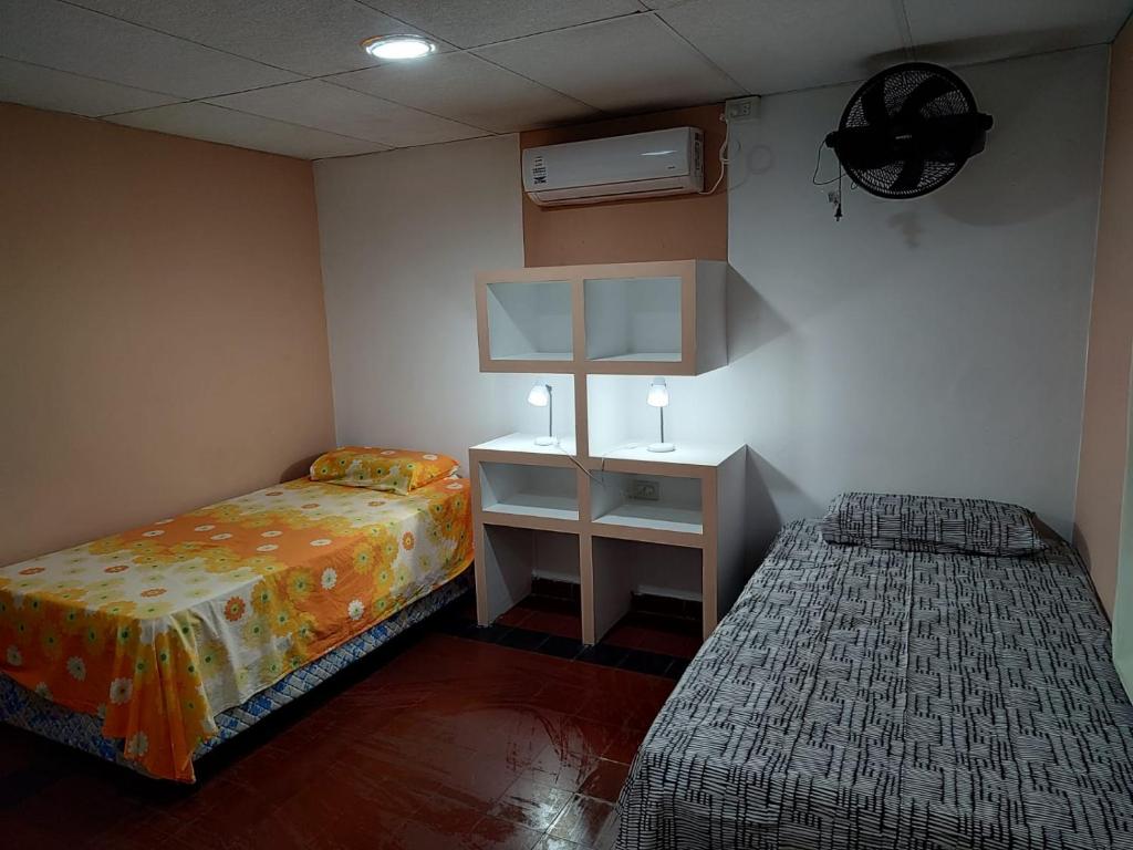 Habitación con 2 camas en una habitación con falda en Rinconada 736 Sustentable, en San Salvador de Jujuy
