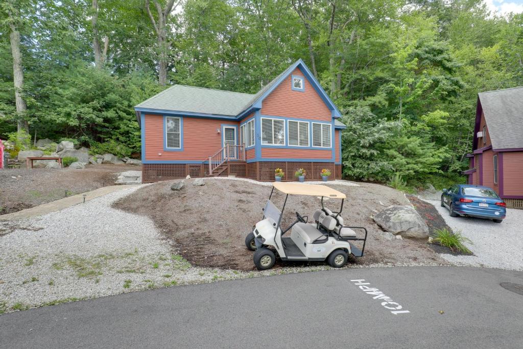 ein kleines Haus mit einem Golfwagen davor in der Unterkunft Inviting Summer Village Cottage Golf Cart and More! in Westford