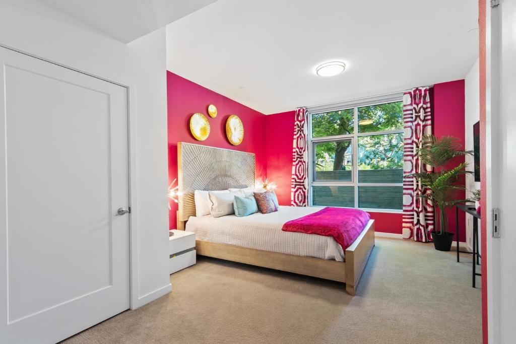 Fairfax District Chic City Oasis 2 BR Apt with Den 136 - Hizvo