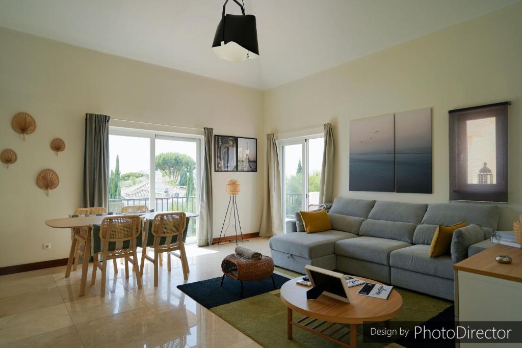 a living room with a couch and a table at Quinta do Lago - Apartamento Salinas in Quinta do Lago