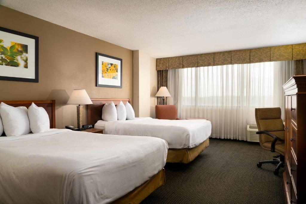 pokój hotelowy z 2 łóżkami i oknem w obiekcie MCM Eleganté Hotel & Conference Center w mieście Beaumont