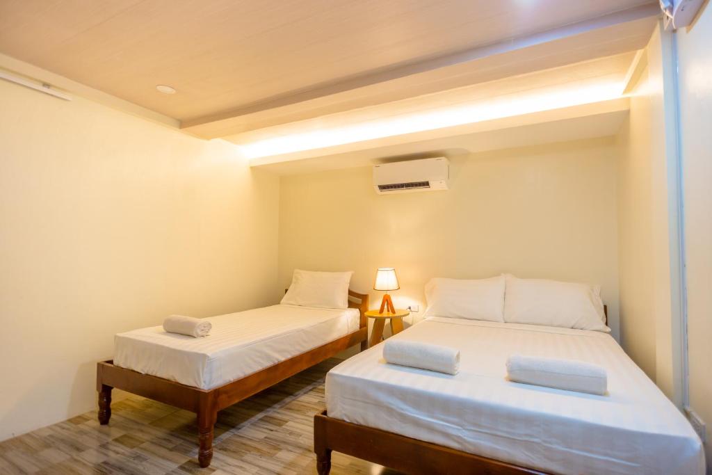 Postel nebo postele na pokoji v ubytování ALONA BEACH SIDE INN