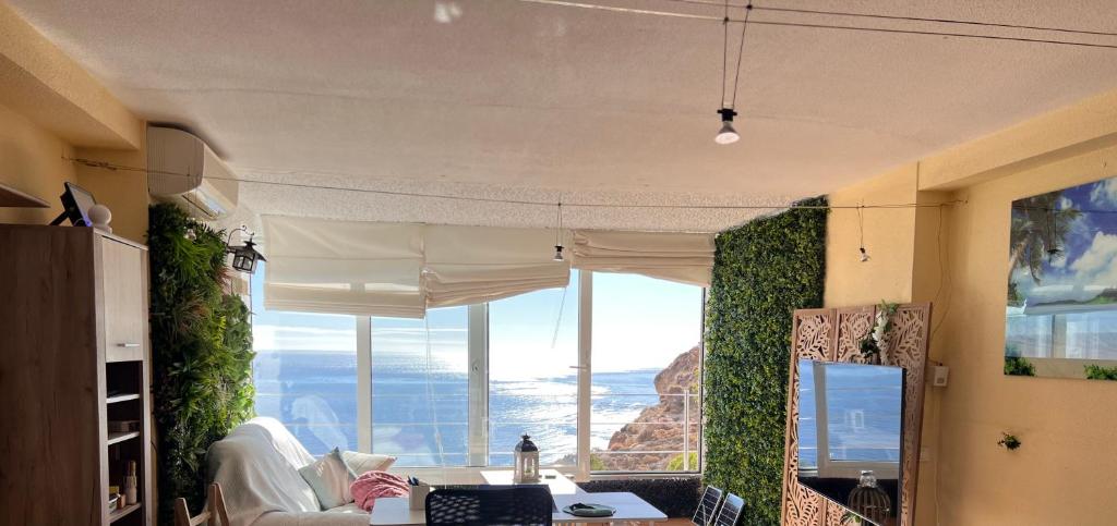 un soggiorno con una grande finestra con vista sull'oceano di Horizonte Azul a Almería