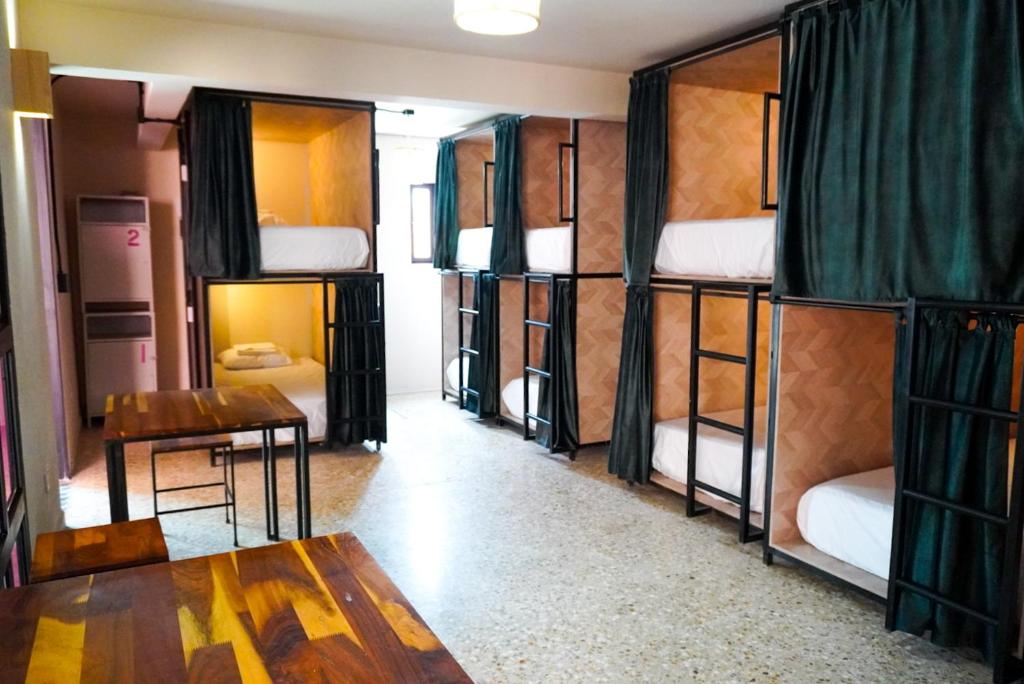 Letto o letti in una camera di HOSTAL CHOCOLATE CALENDA