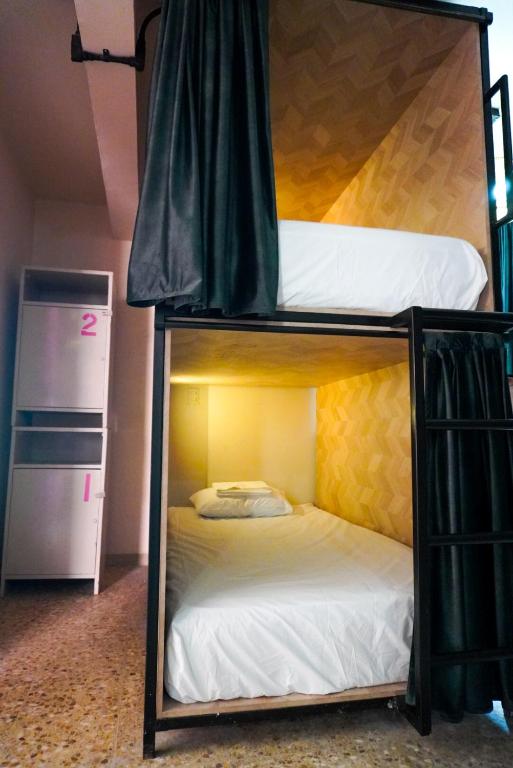 Letto o letti in una camera di HOSTAL CHOCOLATE CALENDA