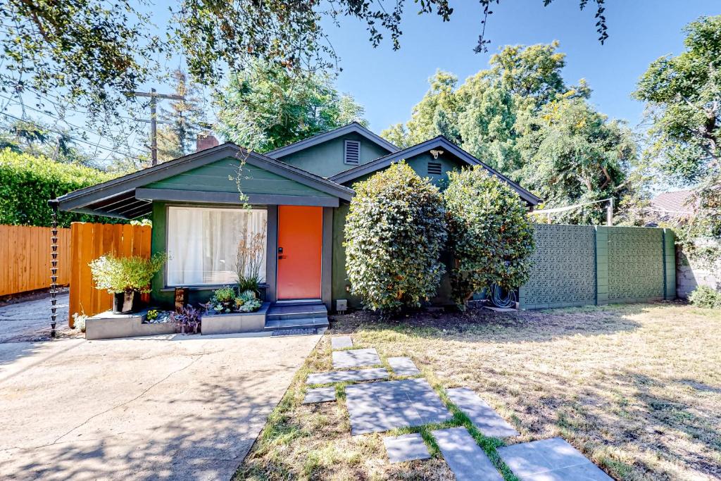 dom z pomarańczowym i czerwonym domem w obiekcie Green Cottage w Los Angeles
