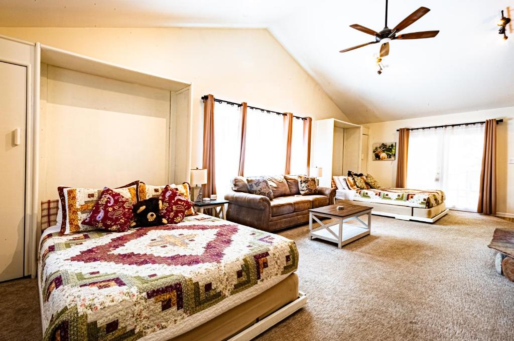 Alpen Way Chalet Mountain Lodge - Deluxe Queen Suite - No Pets