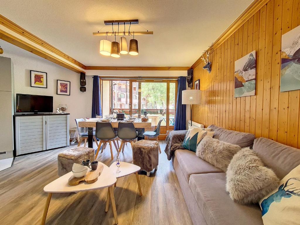 a living room with a couch and a table at Appartement lumineux 3 pièces · Balcon Sud/Ouest · Proche pistes et commerces · Non fumeur - FR-1-344-737 in Saint-Martin-de-Belleville