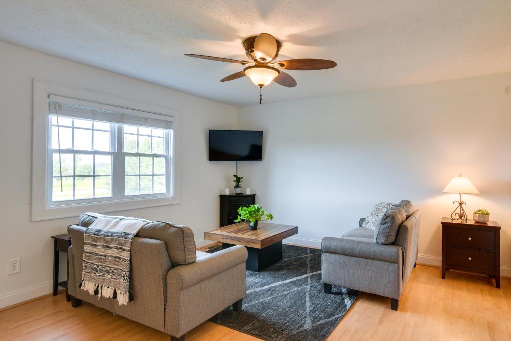 Un lugar para sentarse en Relax Fireside! Home Less Than 1 Mi to Tryon International