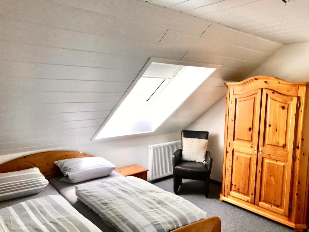クックスハーフェンにあるFerienwohnung Karinの屋根裏のベッドルーム(ベッド2台、天窓付)