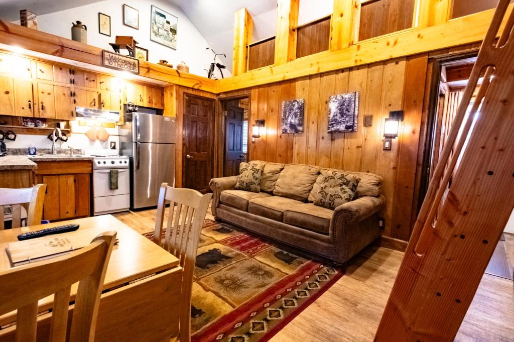 Alpen Way Chalet Mountain Lodge - Two-Bedroom Cottage - Pet Friendly