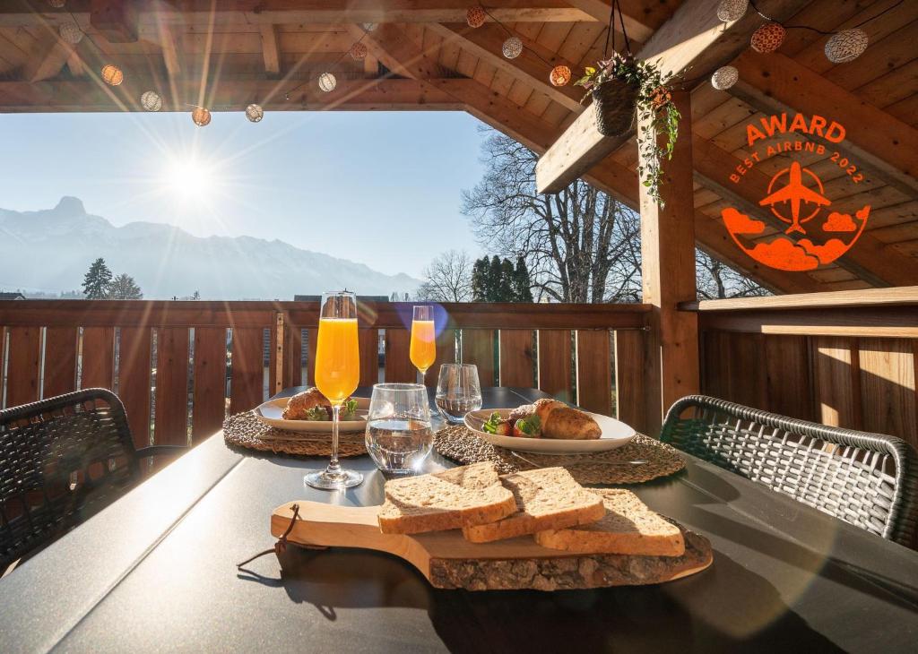圖恩的住宿－Swiss Alps View Apartment - contactless self check-in，甲板上的桌子,上面摆放着面包和酒杯