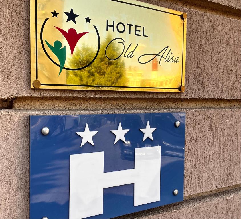 uma placa ao lado de um hotel motel em Hotel Old Alisa em Skopje